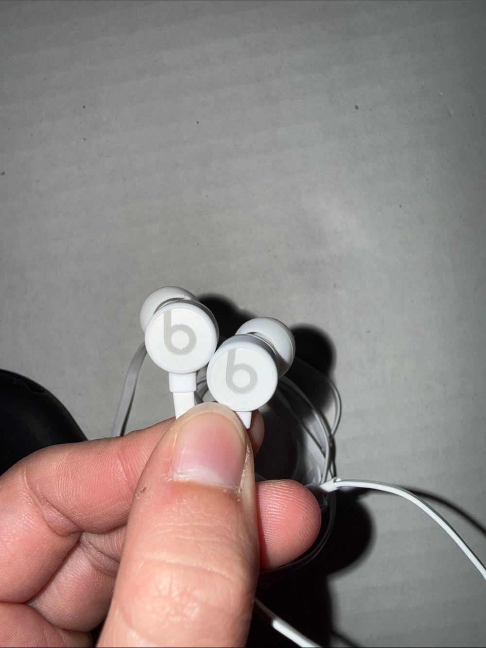 Beats by Dre White Wired Earbuds with Black Carrying Case - Picture 3 of 6